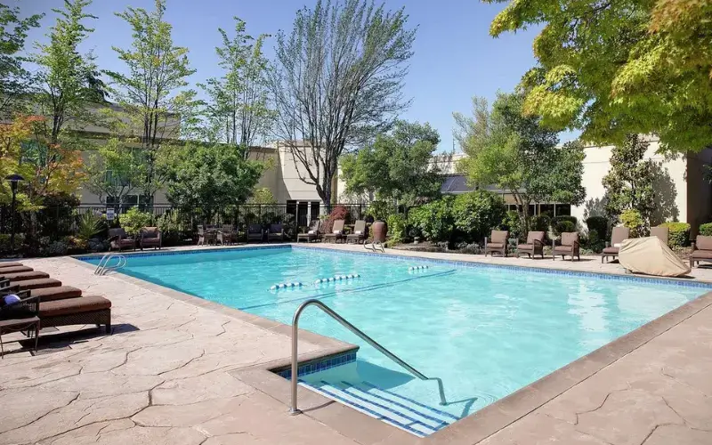Hilton Seattle Airport And Conference Center Swimming Pool 4