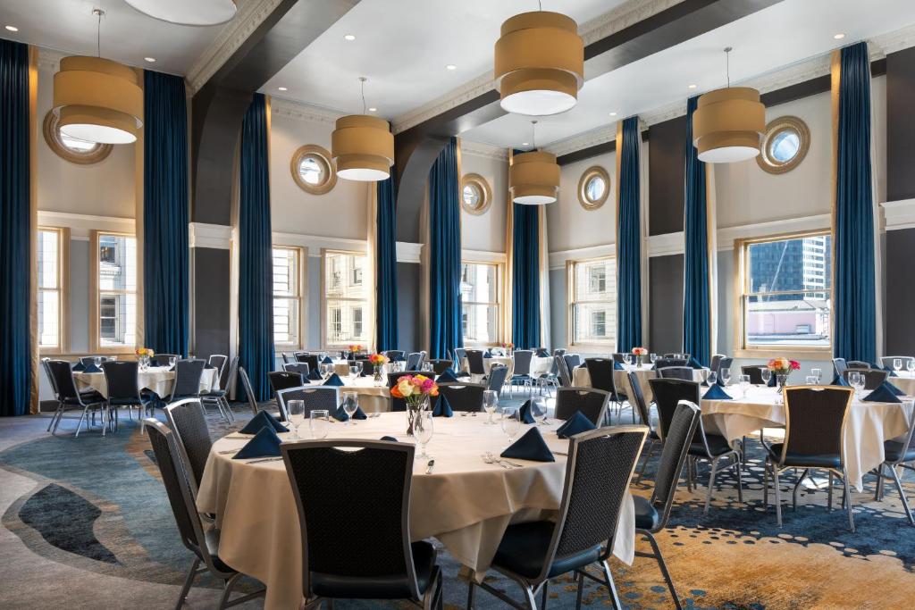 Courtyard by Marriott Seattle Downtown Pioneer Square Restaurant