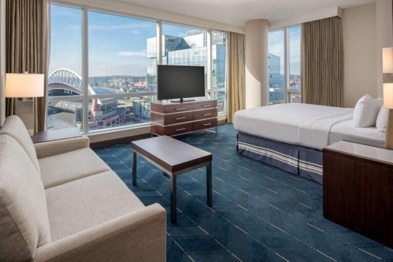 Embassy Suites by Hilton Downtown Pioneer Square Room With Lumen Field View (one of the best hotels near Lumen Field, Seattle)