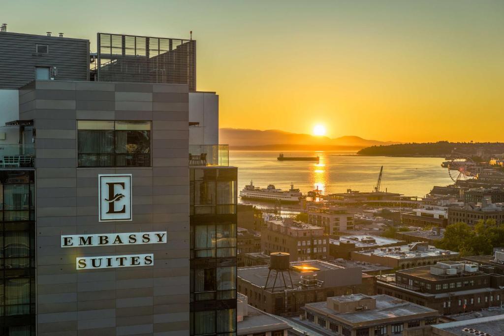 Embassy Suites by Hilton Downtown Pioneer Square With Seattle Skyline