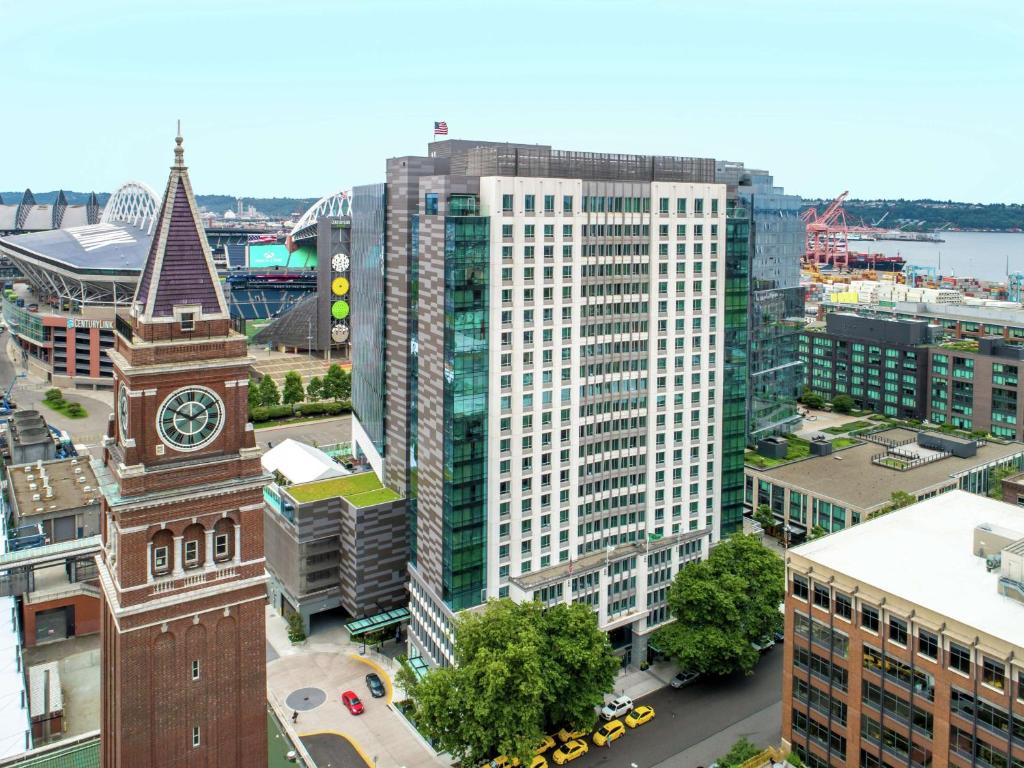 Embassy Suites by Hilton Downtown Pioneer Square with a T-Mobile Park View