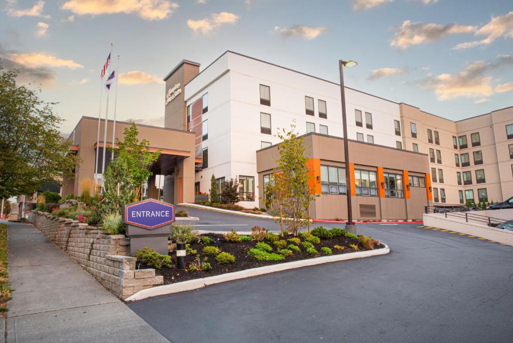 Hampton Inn & Suites Seattle-Downtown Entrace