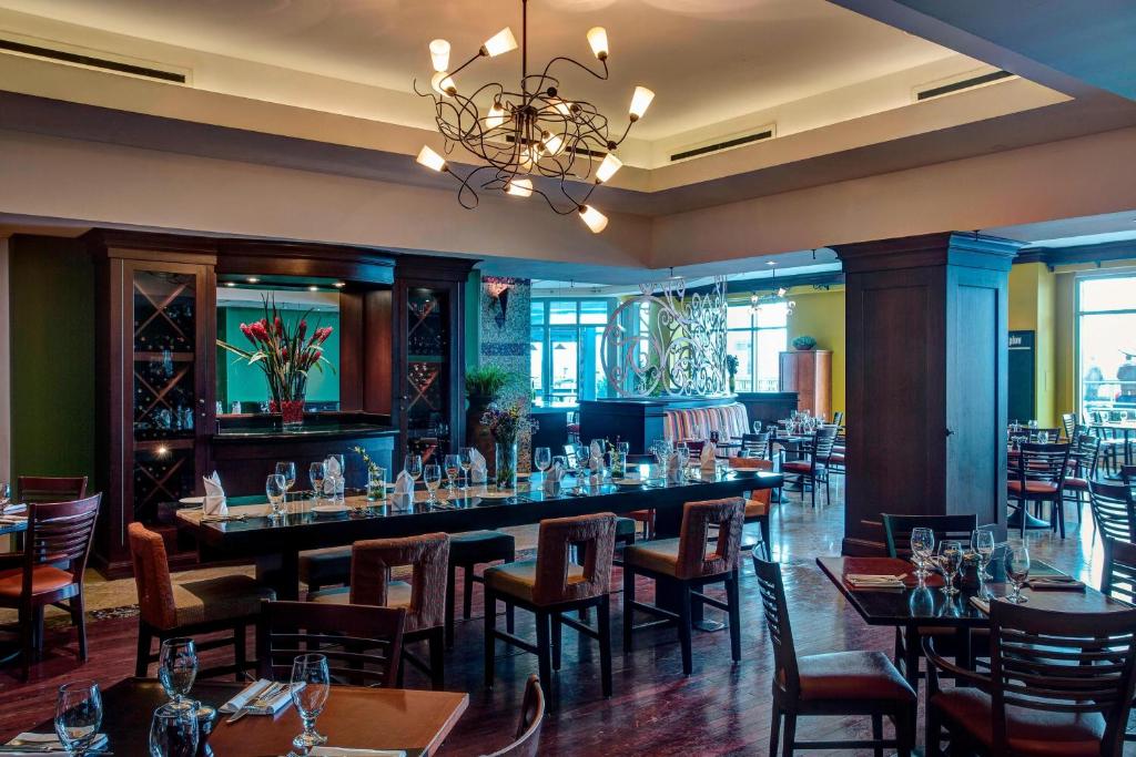 Seattle Marriott Waterfront Dining Area