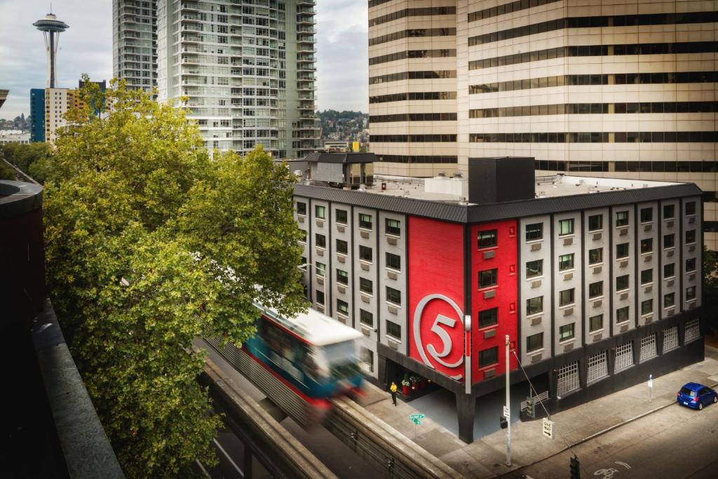 Staypineapple, Hotel FIVE Downtown Seattle Exterior in the day