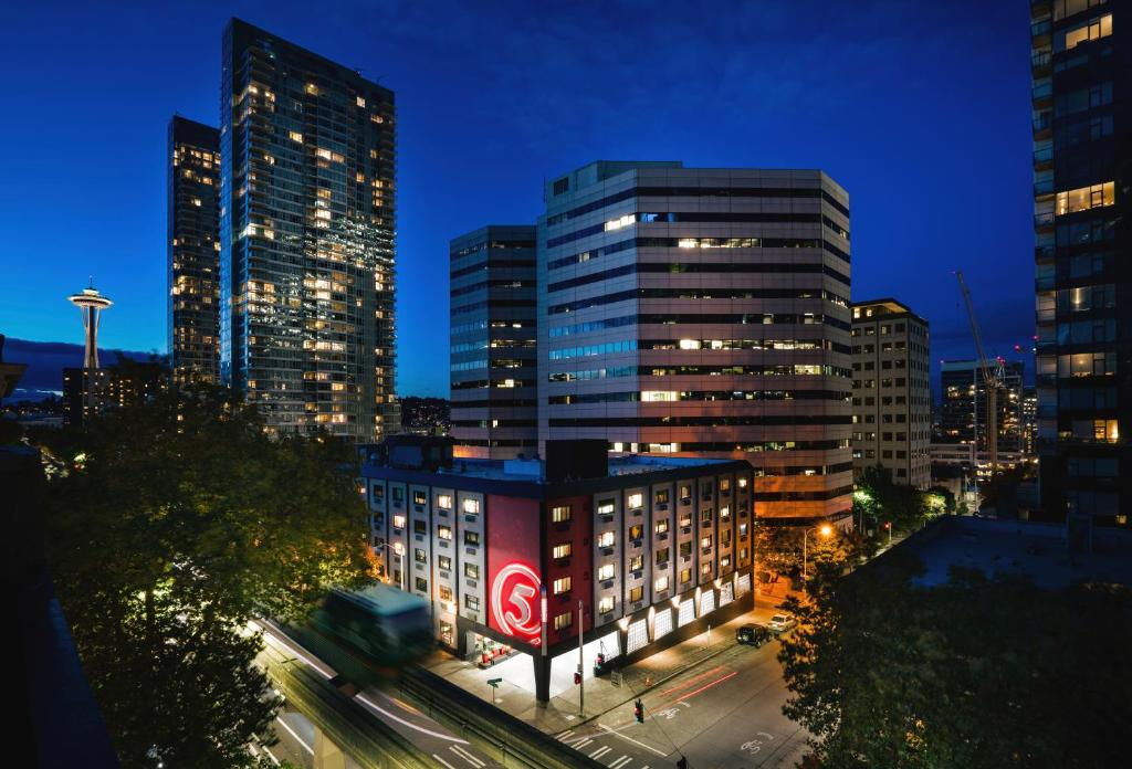 Staypineapple, Hotel FIVE Downtown Seattle Exterior