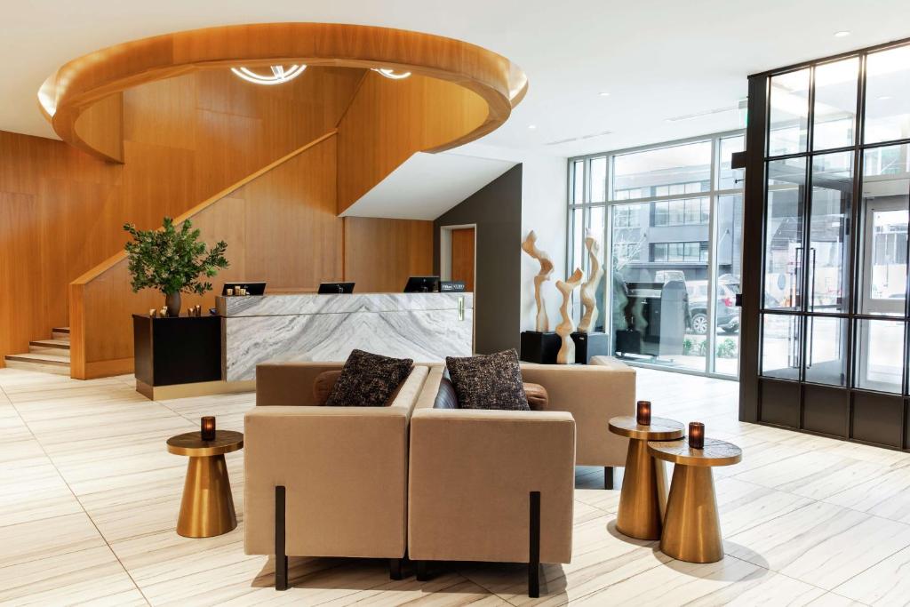 The Charter Hotel Seattle Waiting area