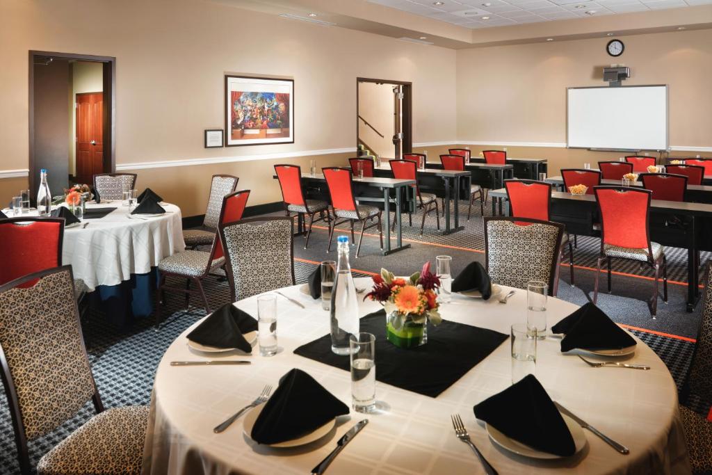 The Maxwell Hotel, A Staypineapple Hotel Restaurant