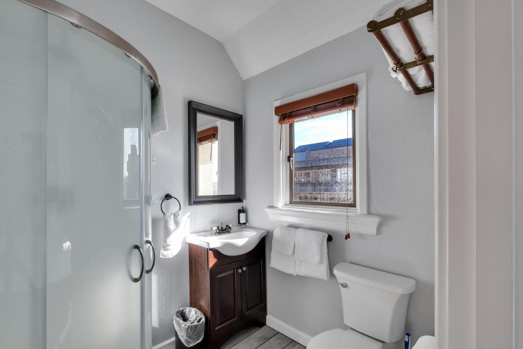 College Inn Hotel Bathroom