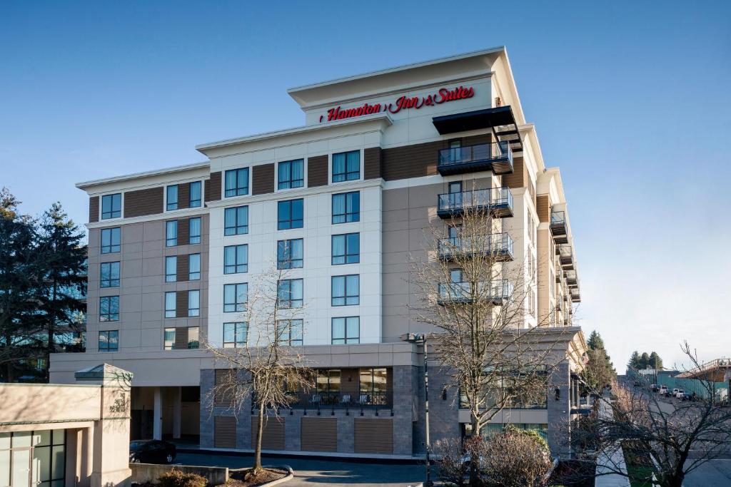 Hampton Inn & Suites by Hilton Seattle Northgate Exterior