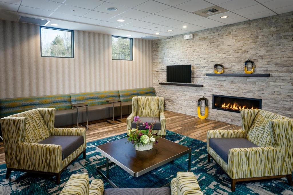 Hampton Inn & Suites by Hilton Seattle Northgate Fireplace
