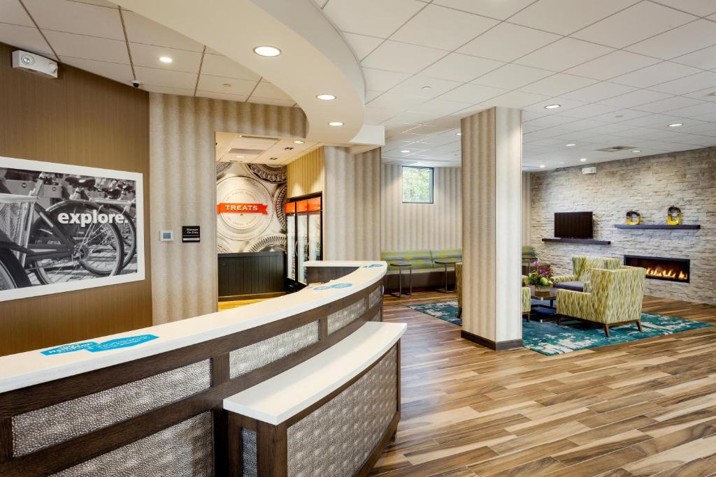 Hampton Inn & Suites by Hilton Seattle Northgate Lobby