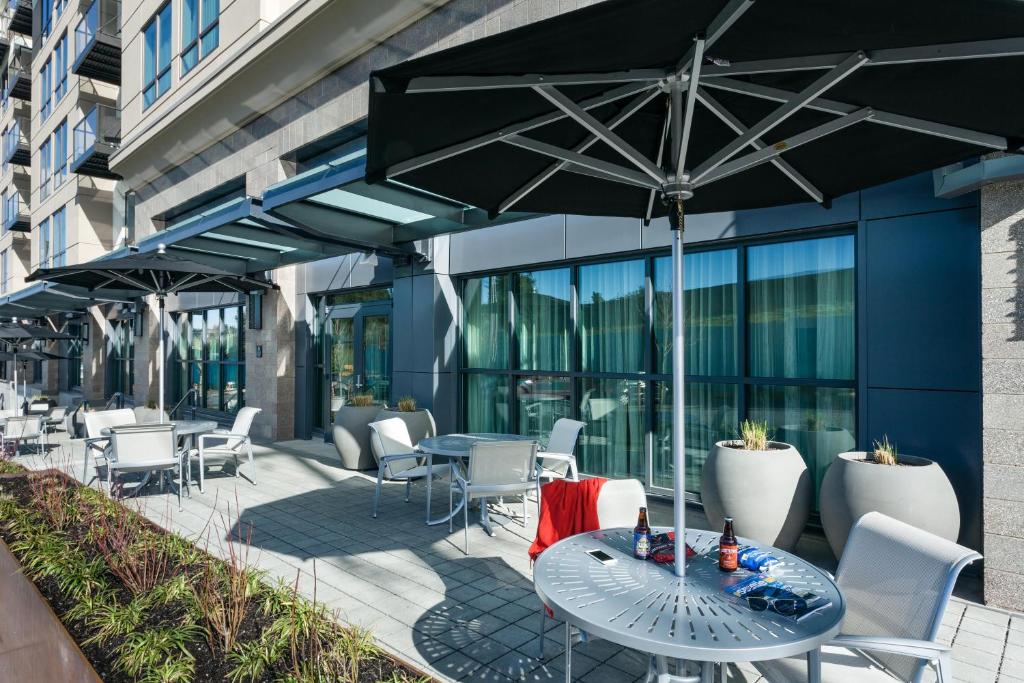 Hampton Inn & Suites by Hilton Seattle Northgate Outside Dining Area