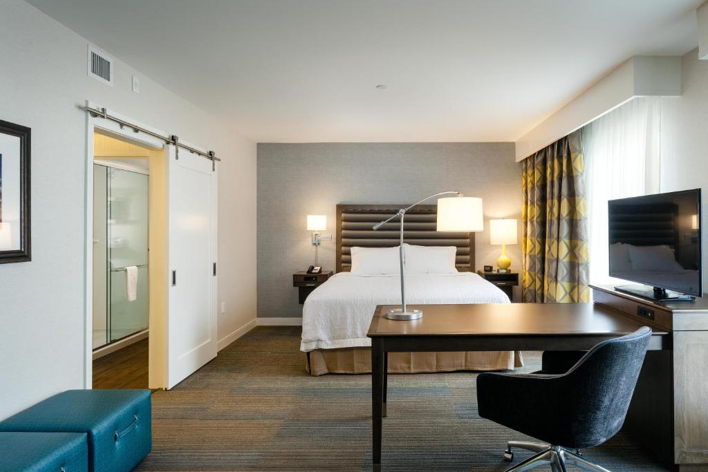 Hampton Inn & Suites by Hilton Seattle Northgate Swimming Pool