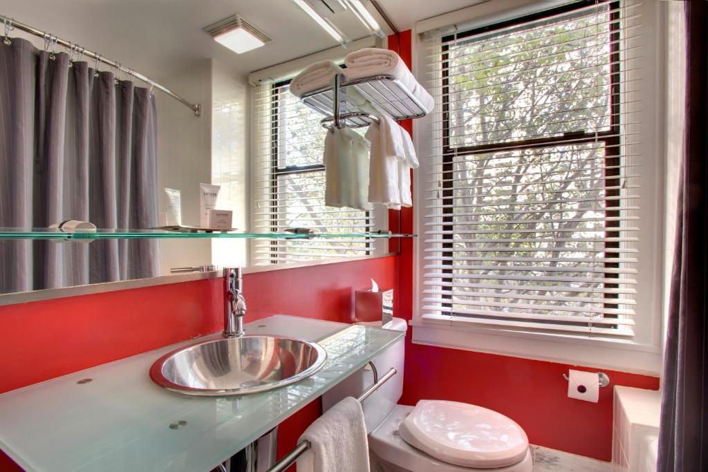 Hotel Max Bathroom
