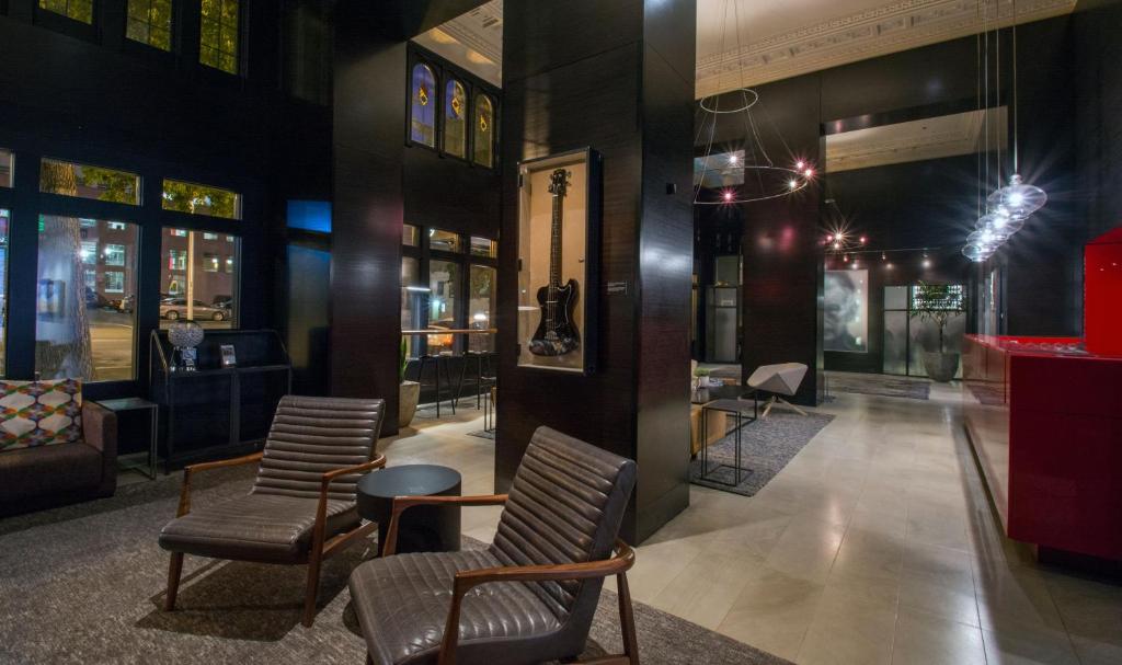 Hotel Max Lobby