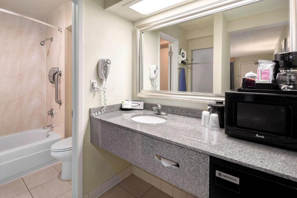 Hotel Nexus, BWA Signature Collection Bathroom