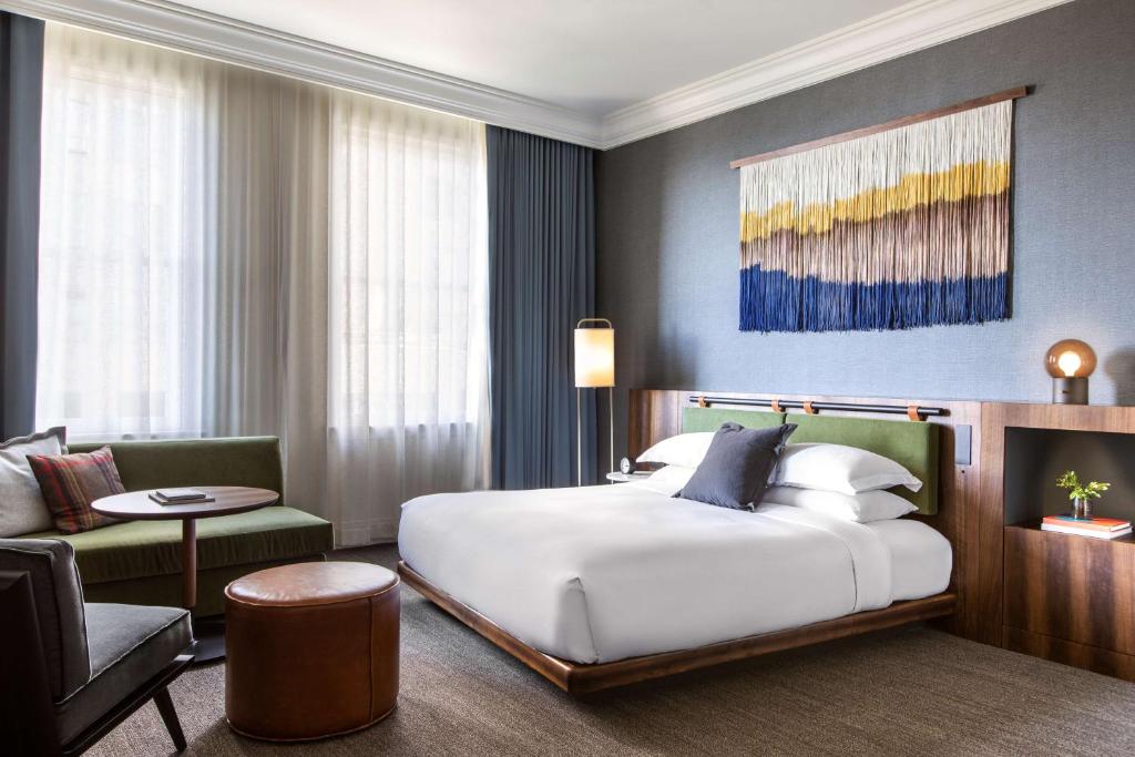 The Alexis Royal Sonesta Hotel Seattle Room