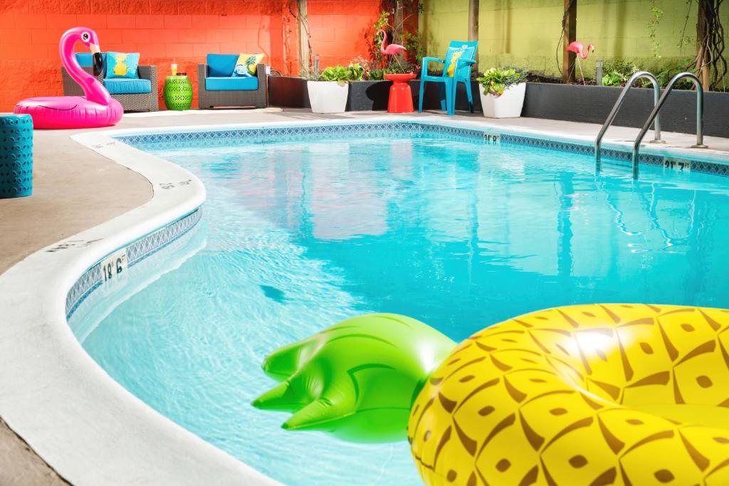 University Inn, A Staypineapple Hotel Common Swimming Pool